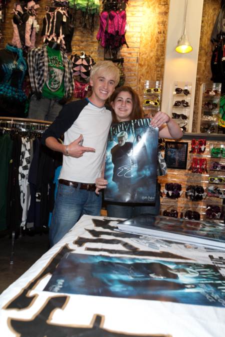 Tom Felton abrazando a una fan