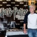 tom felton sonriente en hot topic Tom Felton sobre la mesa de autografos muy sonriente