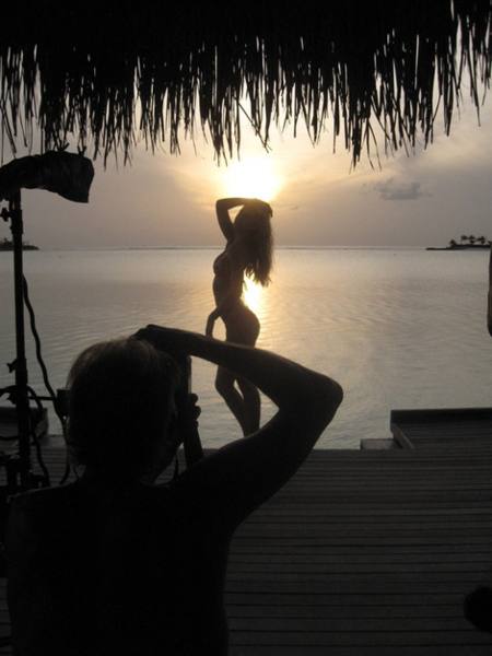 Silueta de Bar Refaeli en el frente al mar