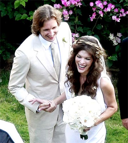 Milla Jovovich sonriente en su boda