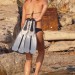 Carla Bruni secandose con una toalla al salir del mar
