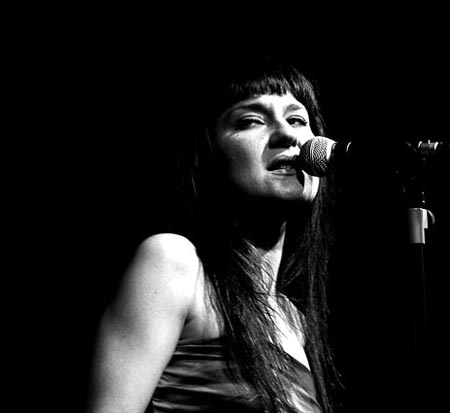 Foto de Eva Amaral cantando