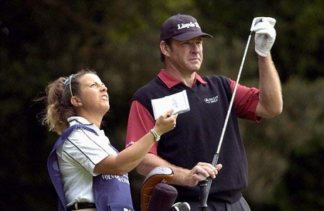 Caddie de gold asistiendo a un golfista