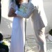 Milla Jovovich besando a su esposo en el altar