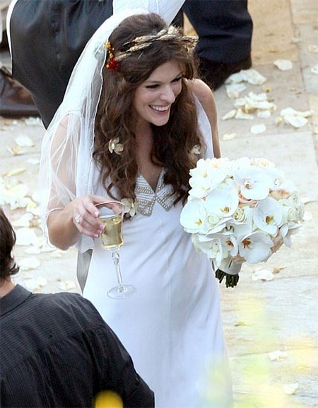 Milla Jovovich sonriente disfrutando de su boda