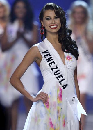 Miss Venezuela sonriente en el certamen Miss Universo