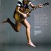 Pixie Lott saltando con una guitarra en manos