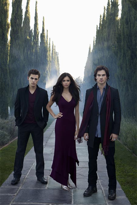 Los dos vampiros y la chica amada en un camino con neblina