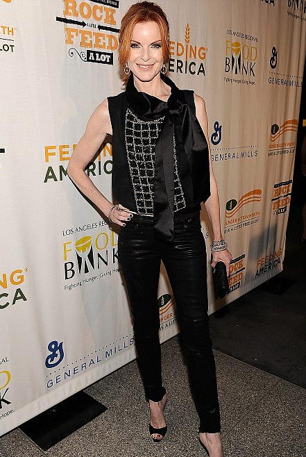 Marcia Cross luciendo feliz con un look fresco durante el evento