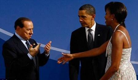 Silvio Berlusconi saludando a la primera dama de Estados Unidos, Michelle Obama