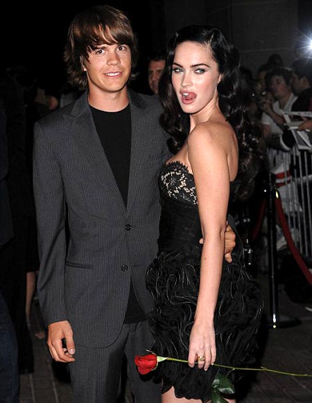 Megan Fox posando al lado de su co estrella Johnny Simmons