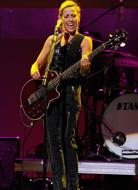 Sheryl Crow cantando en el evento "Rock A Little Feed A Lot"
