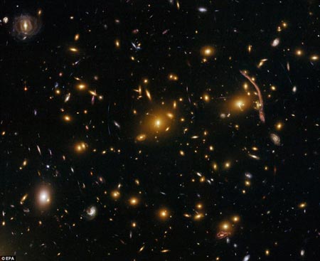 Toma a distancia de 5 mil millones de años luz, capturada por el renovado telescopio Hubble