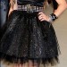 Avril Lavinge presentandose con un vestido muy fashion Avril Lavinge con un vestido negro straple