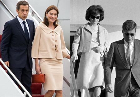 Carla Bruni y Jackie Kennedy bajando del avion