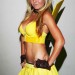 Chicapicachu posando con su traje amarillo Fotografía de picachugirl con unaminifalda
