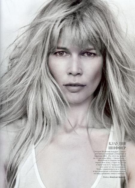 Clauida Schiffer muestra su belleza sin retoques, posando con una blusa de escote largo