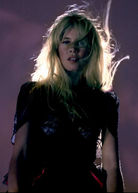Claudia Schiffer con el cabello revuelto con un top negro