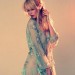 Claudia Schiffer con un vestido largo transparente color pistache