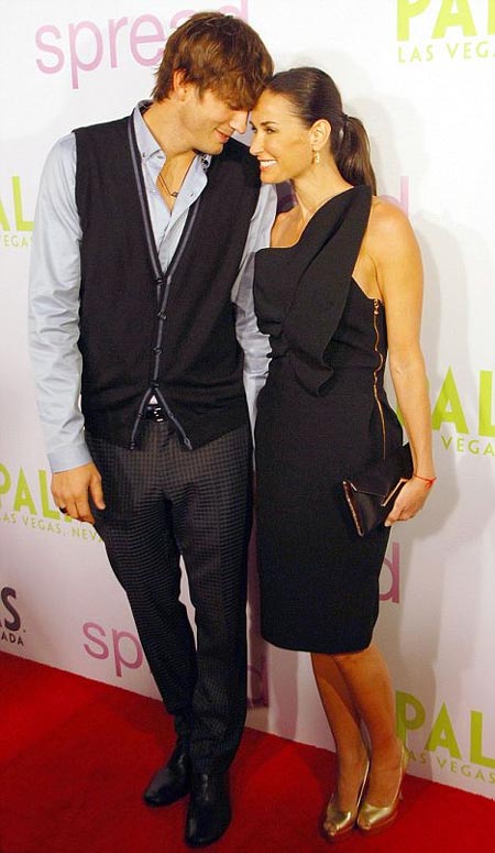 Demi Moore guapa y sonriente a lado de Ashton Kutcher