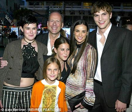 Demi Moore con sus hijas, su exesposo y Ashton Kutcher