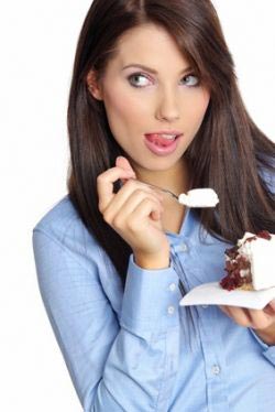 Mujer comiendo postre, se pueden seguir comiendo pero en menores cantidades