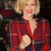 Drew Barrymore muy sonriente, esperando a ser fotografiada.