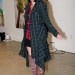 Drew Barrymore con un largo saco de cuadros, siendo fotografiada