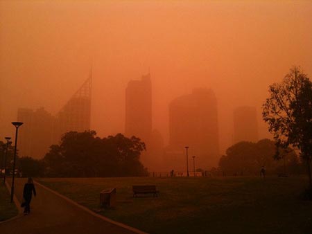 edificios en Sydney cubiertos de polvo en una atmosfera naranja