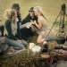Kate Moss sonriente en un campamento con gitanos