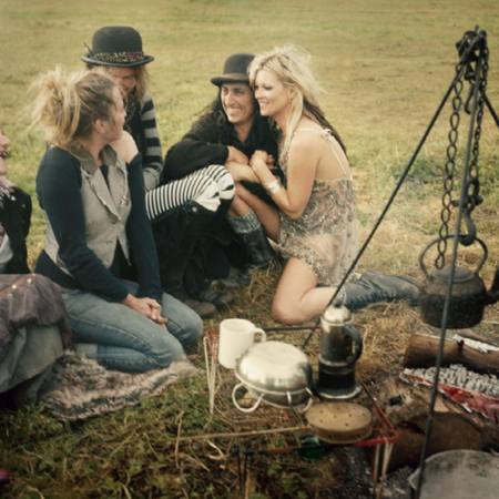 Kate Moss sonriente en un campamento con gitanos