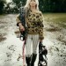 Kate Moss en el lodo con top de leopardo y botas Kate Moss posando en el lodo con botas, jeans y un sueter de leopardo