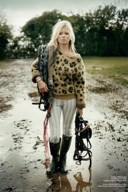 Kate Moss posando en el lodo con botas, jeans y un sueter de leopardo