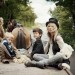 Kate Moss en una carreta con niños Kate Moss con un look bohemio en una carreta con niños