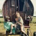 Kate Moss con un look gitano posando en una carreta