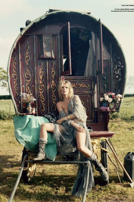 Kate Moss con un look gitano posando en una carreta