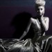 Kimberly Wyatt con un vestido de gala sentada en un sofa