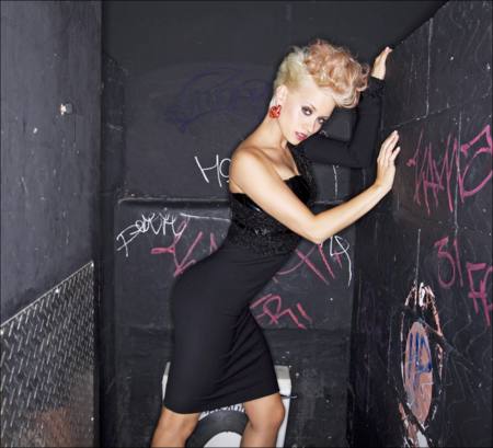 Kimberly Wyatt fashion con un vestido negro de un hombro
