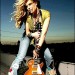 Chica en mezclilla con una guitarra Les Paul color café