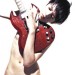 Fotografía artistica de una mujer con una guitarra Les Paul Artista carga una guitarra Les Paul guinda, cubriendose parte de su cuerpo desnudo