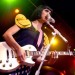 Katy Perry cantando y tocando una guitarra Les Paul en concierto Katy Perry usando una guitarra Les Paul blanca