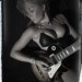 Una mujer toca en sueños su guitarra Les Paul Fotografía en blanco y negro, de una chica que toca su guitarra dormida