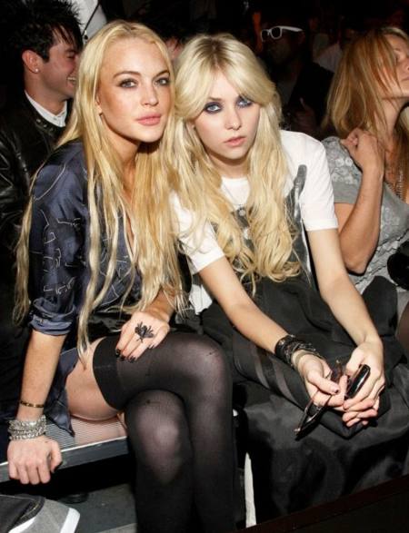Lindsay Lohan con Taylor Momsen en la primera fila de la pasarela