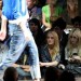 Lindsay Lohan observando la pasarela Lindsay Lohan observando la pasarela a lado de taylor Momsen