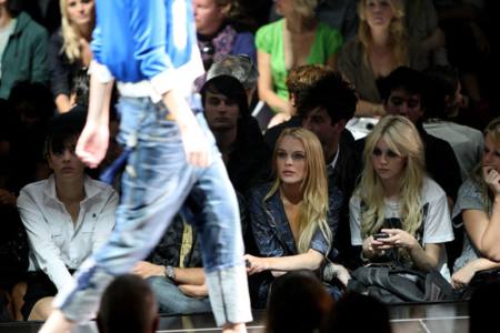 Lindsay Lohan observando la pasarela a lado de taylor Momsen