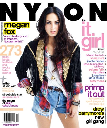 Megan Fox en la portada de una revista visiendo shorts de mezclilla