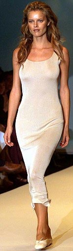 Eva Herzigová en pasarela con un atuendo ceñido al cuerpo, color blanco