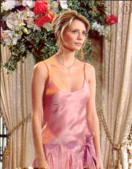 Mischa Barton con un vestido rosa en un capitulo de su serie