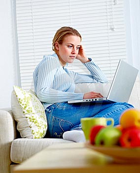 mujer usando la computadora en su tiempo libre