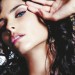 Imagen de Nelly Furtado mostrando su rostro iluminado